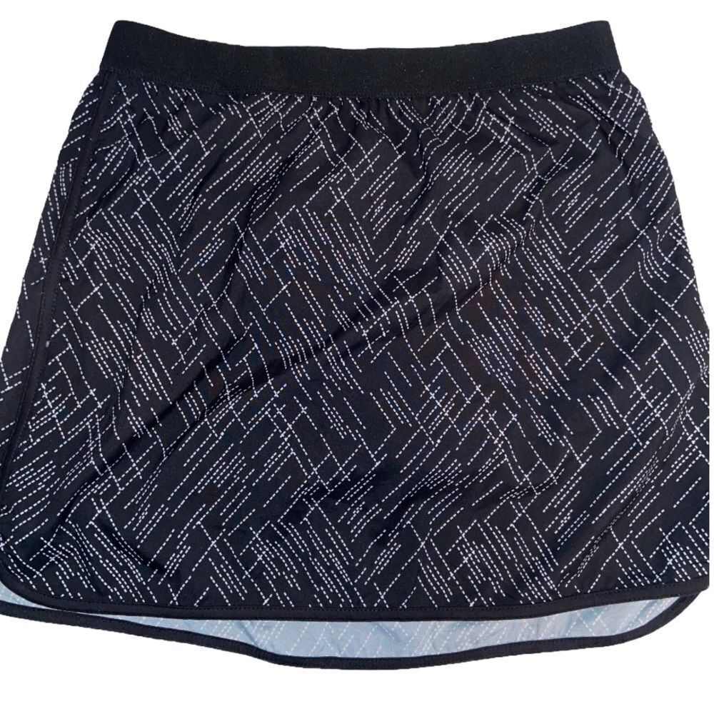 Emerald 18 black and white pattern athletic golf skort
